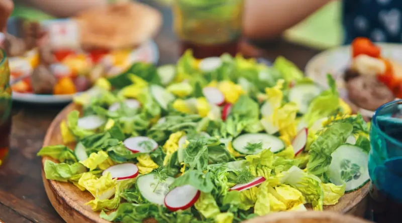 Still avoiding salads because of the cyclospora outbreak? Experts say you may need to wait a bit.