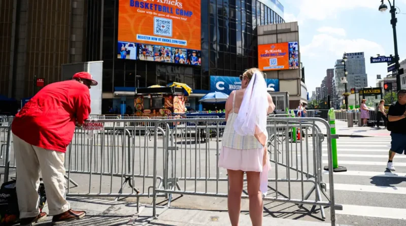 Taylor Swift and Travis Kelce wedding attracts small crowds during sweltering NYC heat