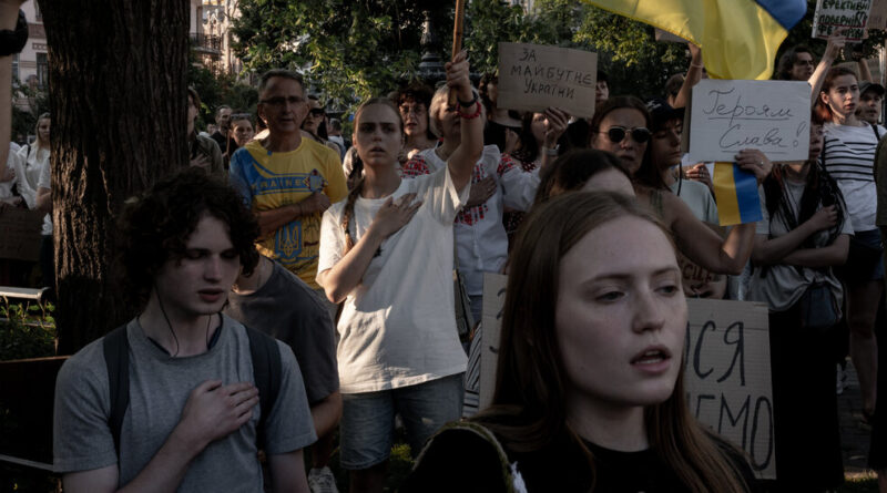 Ukraine’s Top General Becomes a Target of Protesters’ Anger