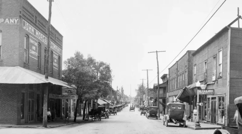 Vintage photos show what life in small-town America was like 100 years ago