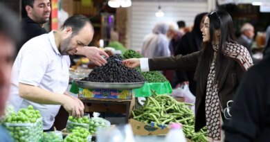 epa12913089 Iranians shop in the Tajrish bazaar in Tehran, Iran, 25 April 2026. US President Donald Trump announced that a ceasefire between the United States and Iran has been extended, additional talks between the US and Iran are expected to be held in Pakistan. EPA/ABEDIN TAHERKENAREH