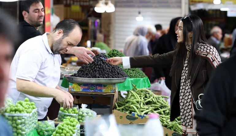 epa12913089 Iranians shop in the Tajrish bazaar in Tehran, Iran, 25 April 2026. US President Donald Trump announced that a ceasefire between the United States and Iran has been extended, additional talks between the US and Iran are expected to be held in Pakistan. EPA/ABEDIN TAHERKENAREH