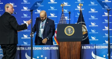 White House teleprompter operator on leave after reports he made more than 100k betting on Trump's speeches