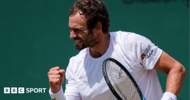 Roman Safiullin celebrates after defeating Joao Fonseca
