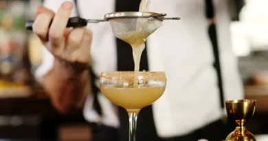 A bartender shares the 5 red flags she always looks for at a bar