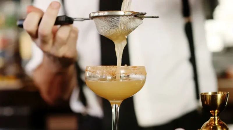A bartender shares the 5 red flags she always looks for at a bar
