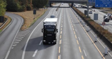 A truck is traveling on Highway 4 near the Cologne-Heumar interchange.