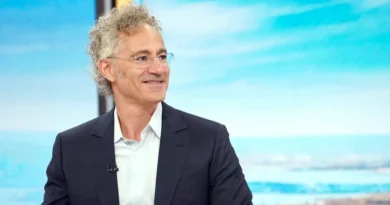 Alex Karp rings the alarm for salespeople, saying Palantir's teams crushed earnings with a 'miniscule and shrinking' head count