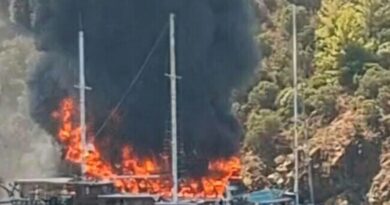 Blaze forces families to abandon Turkish tour boat