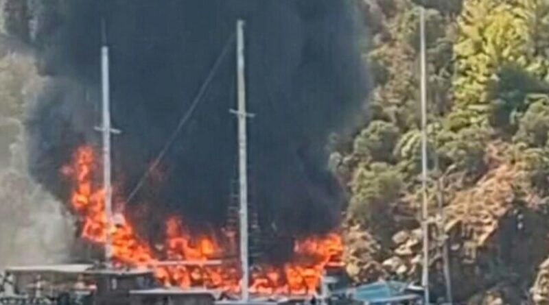 Blaze forces families to abandon Turkish tour boat