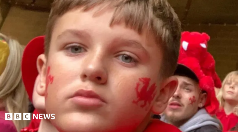 Kaylan Hippsley with red dragons painted on his cheeks