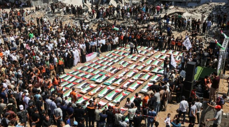Gazans hold mass funeral for those killed during war