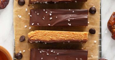 Homemade Protein Bars (Peanut Butter + Chocolate)
