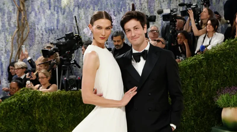 Inside the relationship of model Karlie Kloss and billionaire venture capitalist Josh Kushner, the power couple with unconventional ties to Trump