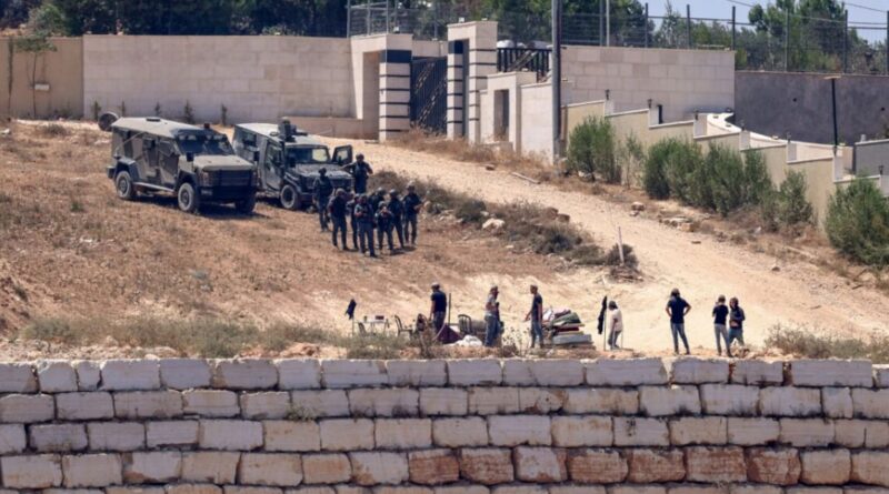 Israeli settlers keep up siege of Palestinian homes despite army intervention Israeli settlers keep up siege of Palestinian homes despite army intervention