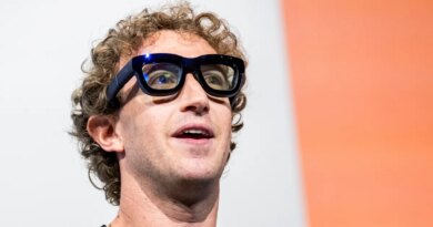 Mark Zuckerberg wearing smart glasses