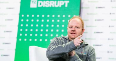 Parker Conrad, CEO at Rippling talks with Mary Ann Azevedo talk about "Going Global" at TechCrunch Disrupt in San Francisco on October 20, 2022. Image Credit: Haje Kamps / TechCrunch