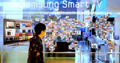 A South Korean man walks past a Samsung smart TV advertisement at a showroom in Seoul on January 28, 2011. Samsung Electronics said fourth-quarter net profit 3.42 trillion won ($3.07 billion), but forecast a challenging few months ahead after a record-setting year. AFP PHOTO / PARK JI-HWAN (Photo credit should read PARK JI-HWAN/AFP via Getty Images)