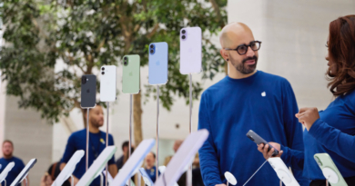 Apple Store showing iPhone 17 models