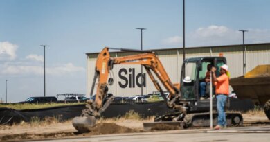 Digger breaks ground at Sila facility in Moses Lake, Washington