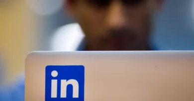 Workers are rewriting their LinkedIn histories to add AI skills. Here's what they're dropping.