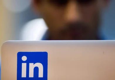 Workers are rewriting their LinkedIn histories to add AI skills. Here's what they're dropping.