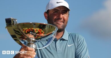 Scottie Scheffler with the Fedex Cup