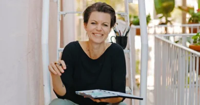 An artist using AI to run her business explains why she isn't worried about it replacing artists