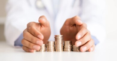 The doctor protects the savings