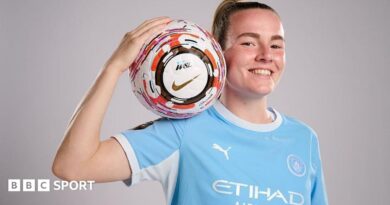 Lauren Hemp playing for Manchester City against Birmingham City