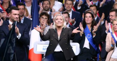 Marine Le Pen vows to put French citizens first in campaign launch