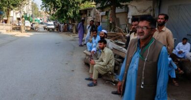 Suicide attack kills 16 near mosque in northwest Pakistan police compound