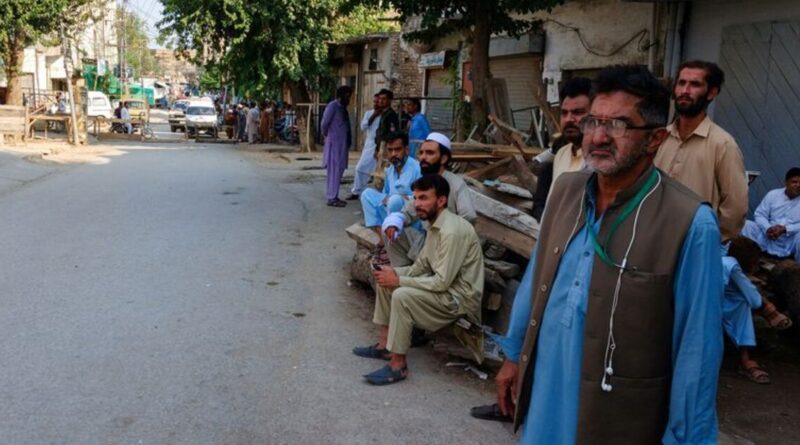 Suicide attack kills 16 near mosque in northwest Pakistan police compound
