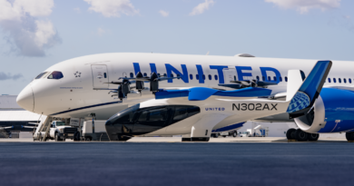 Archer Aviation evtol with United Airlines plane.