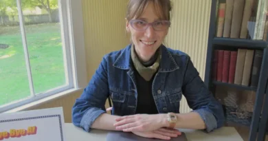 This small town librarian offers a 'Bye, Bye AI' class to take AI off your phone. Now everyone wants in.