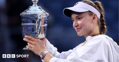Elena Rybakina holds the US Open trophy