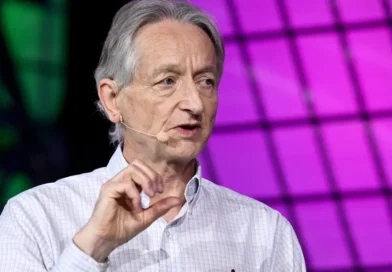'Godfather of AI' says the US has one year to try to regulate AI before it gets 'out of control'