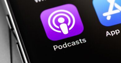 Apple discloses deal to hire team and license tech from personalized podcast startup Huxe | TechCrunch