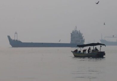 Attacks on tankers in Hormuz hit highest of any week since start of Iran war, sources say