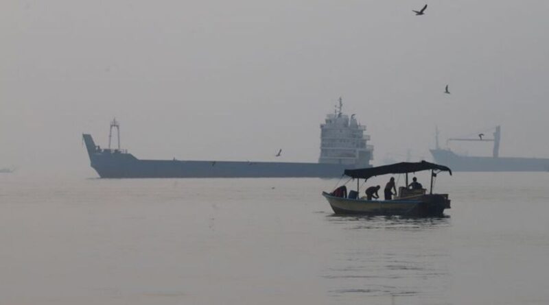 Attacks on tankers in Hormuz hit highest of any week since start of Iran war, sources say