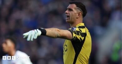 Chelsea goalkeeper Emiliano Martinez points