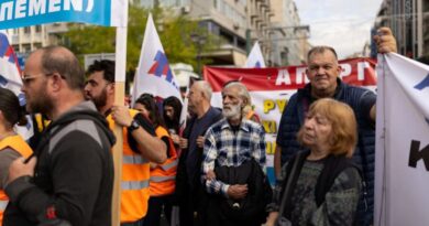 Dockworkers strike in Europe and beyond against arms shipments, war deaths