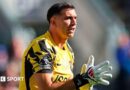 Emiliano Martinez clapping his hands together
