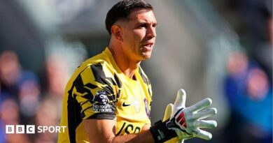 Emiliano Martinez clapping his hands together