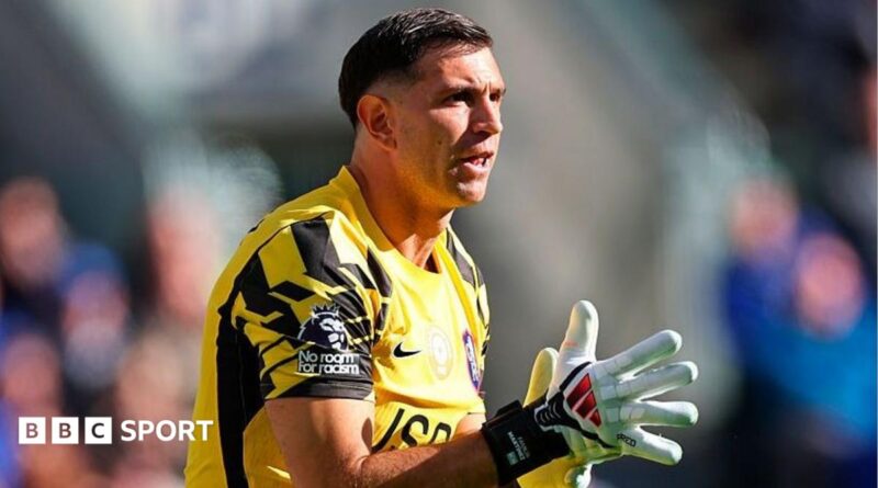 Emiliano Martinez clapping his hands together