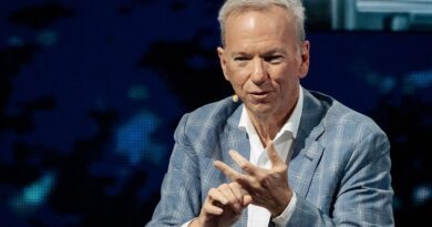 Eric Schmidt reportedly owns about half as much of Anthropic as CEO Dario Amodei | TechCrunch