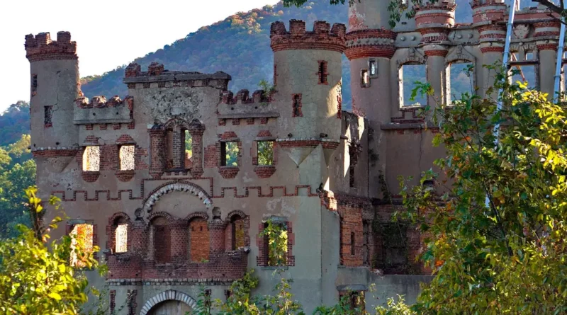 I visited an abandoned castle on a New York island that's only accessible by boat. It was hauntingly beautiful.