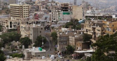 In Yemen's besieged Taiz, families take shelter as Houthis close in