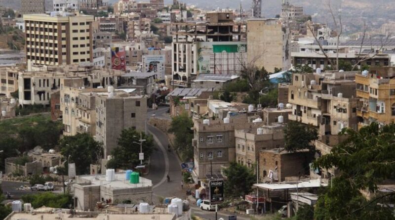 In Yemen's besieged Taiz, families take shelter as Houthis close in