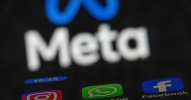 The apps Instagram, Facebook and WhatsApp can be seen on the display of a smartphone in front of the logo of the Meta internet company.